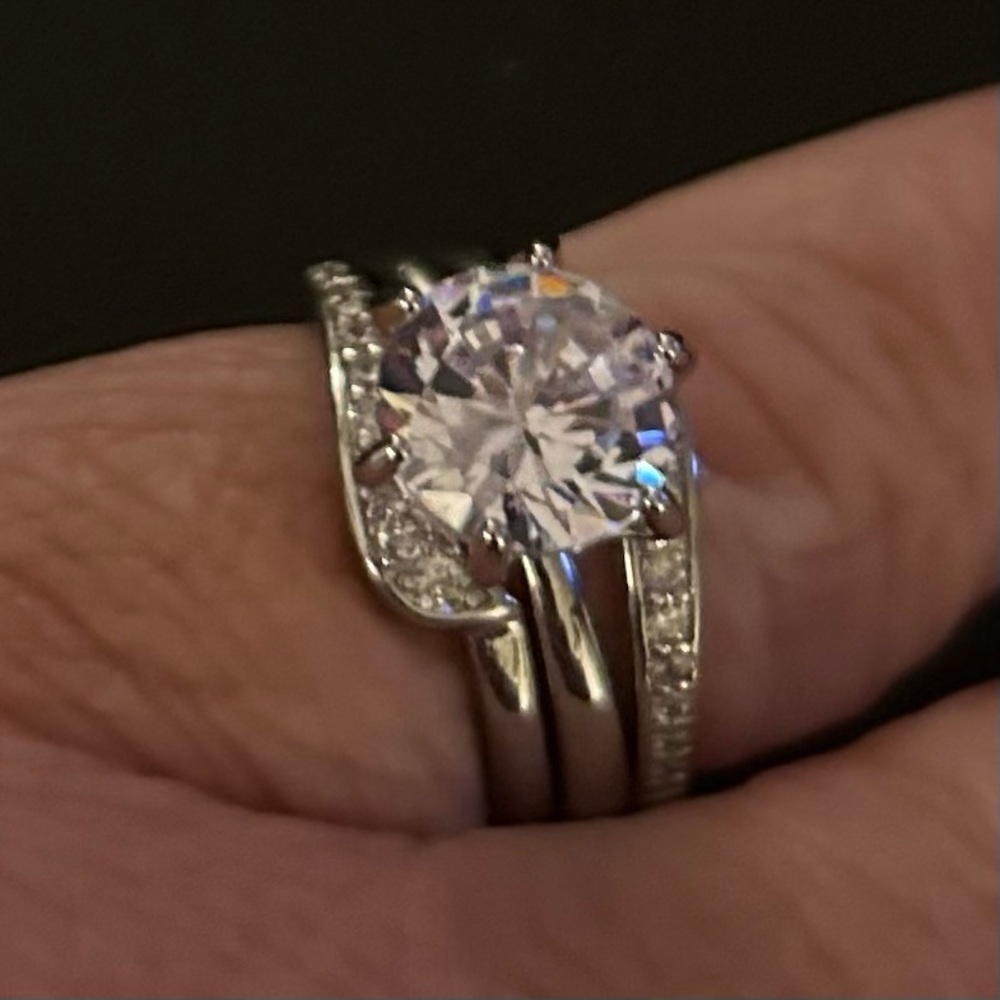 ♥️Ring Silver plated Lg,Round Center Stone Zircons,smaller stones down the sides